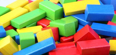 Tahta yapı taşları beyaz arkaplanda izole edildi