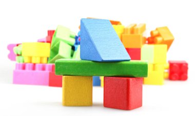 Plastik Oyuncak Blokları Oynayarak Öğrenmeyi Destekliyor