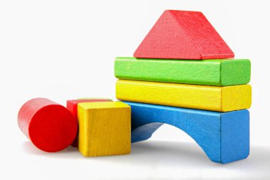 Tahta yapı taşları beyaz arkaplanda izole edildi