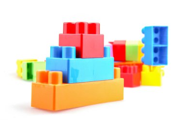 Plastik Oyuncak Blokları Oynayarak Öğrenmeyi Destekliyor