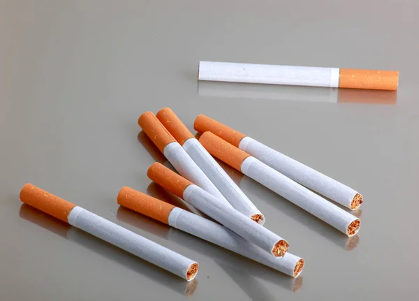 Sigarette Sfondo Grigio — Foto Stock