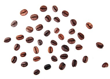 Beyaz arka planda izole kahve çekirdekleri