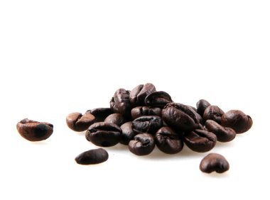 Beyaz arka planda izole kahve çekirdekleri