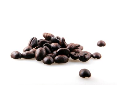 Beyaz arka planda izole kahve çekirdekleri