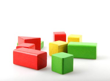 Beyaz Arkaplanda Renkli Ahşap Bloklar İzole Edildi