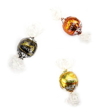 Aytos, Bulgaristan - 02 Nisan 2014: sütlü çikolata lindor truffle. Lindt üstün kaliteli çikolata için pazar lideri olarak kabul edilmektedir.