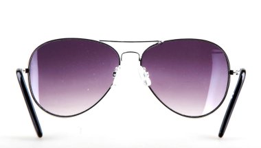 Beyaz arkaplanda izole edilmiş güneş gözlükleri