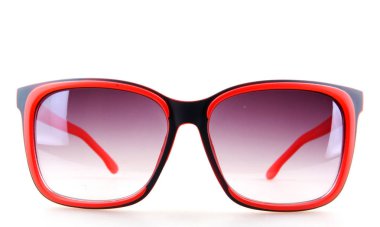 Beyaz arkaplanda izole edilmiş güneş gözlükleri