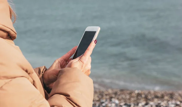 Belle Femme Utilisant Téléphone Intelligent Sur Une Plage — Photo