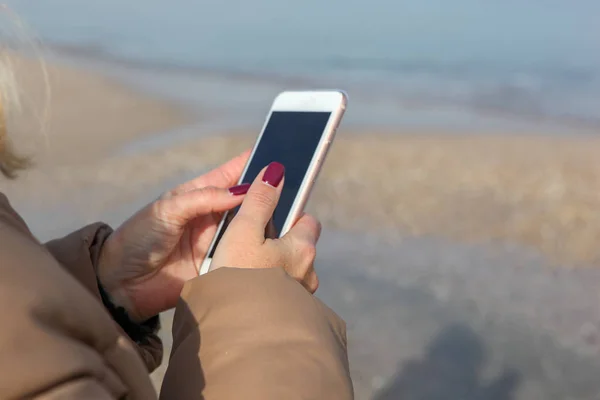 Hermosa Mujer Usando Teléfono Inteligente Una Playa — Foto de Stock