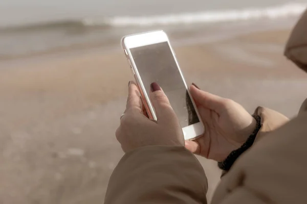 Belle Femme Utilisant Téléphone Intelligent Sur Une Plage — Photo