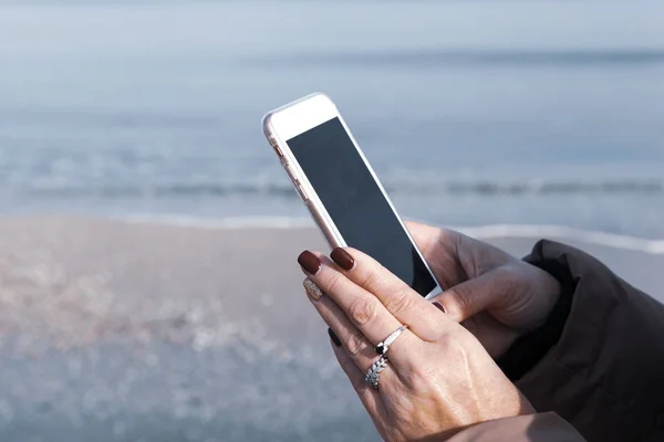 Belle Femme Utilisant Téléphone Intelligent Sur Une Plage — Photo