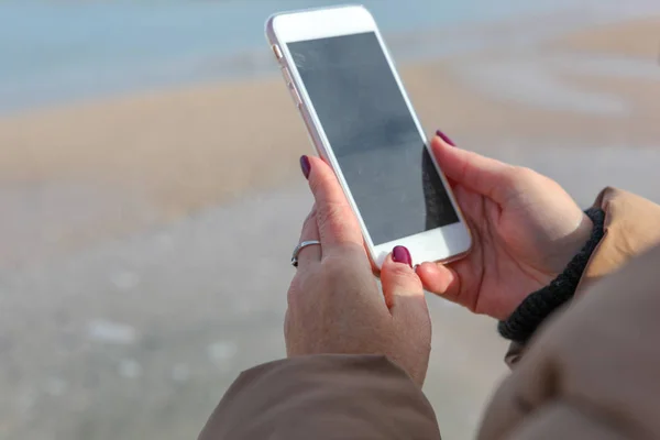 Belle Femme Utilisant Téléphone Intelligent Sur Une Plage — Photo