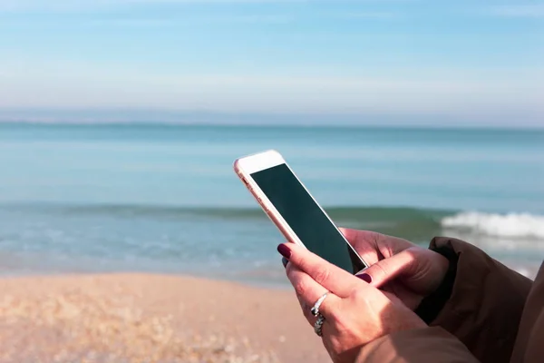 Belle Femme Utilisant Téléphone Intelligent Sur Une Plage — Photo