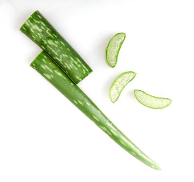 Aloe Vera 'nın Beyaz Arkaplandaki Kesiğinin Yakın Çekimi
