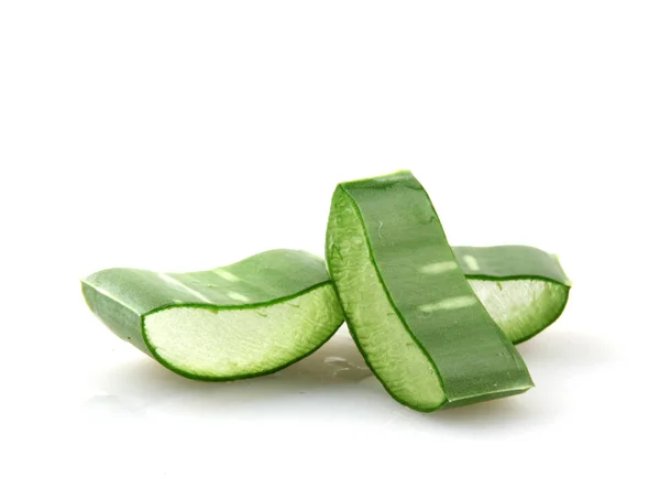 Nahaufnahme Von Aloe Vera Scheibe Auf Weißem Hintergrund — Stockfoto