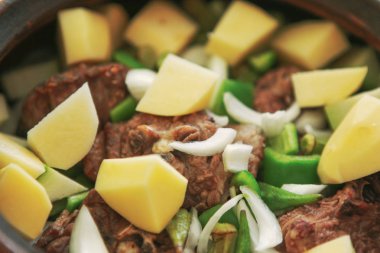 Patates, soğan ve diğer sebzelerle haşlanmış kuzu güveci.
