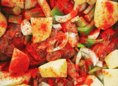 Patates, soğan ve diğer sebzelerle haşlanmış kuzu güveci.