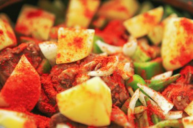 Patates, soğan ve diğer sebzelerle haşlanmış kuzu güveci.