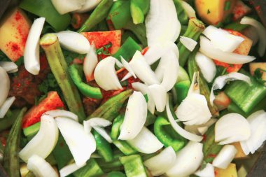 Patates, soğan ve diğer sebzelerle haşlanmış kuzu güveci.