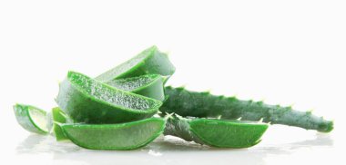 Aloe Vera 'nın Beyaz Arkaplandaki Kesiğinin Yakın Çekimi