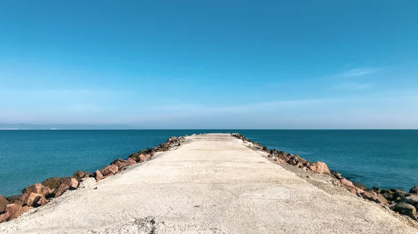 Bulgaristan Pomorie Kentinde Mavi Gökyüzüne Karşı Deniz Manzarası — Stok fotoğraf