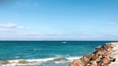 Bulgaristan 'ın Pomorie kentindeki Güzel Sahil ve İnanılmaz Deniz.