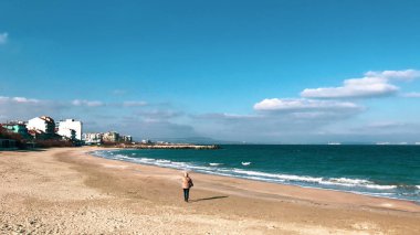 Ahyolu, Bulgaristan - Januari 21, 2019: Plaj ve deniz parlak güneş ışığı altında.