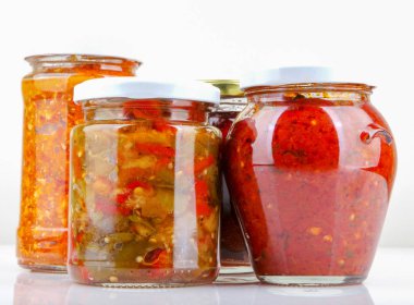 beyaz zemin üzerinde sebze muhafaza