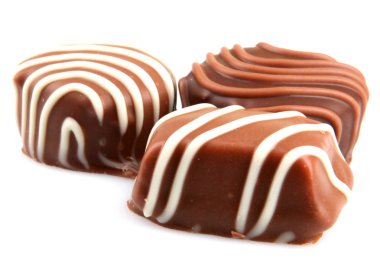 Beyaz arka planda izole edilmiş çikolata.