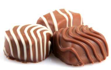 Beyaz arka planda izole edilmiş çikolata.