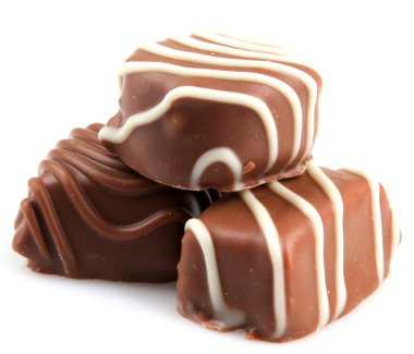 Beyaz arka planda izole edilmiş çikolata.