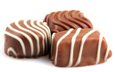 Beyaz arka planda izole edilmiş çikolata.