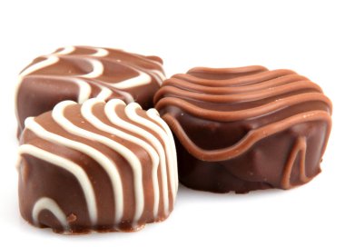 Beyaz arka planda izole edilmiş çikolata.