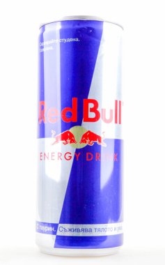 Aytos, Bulgaristan - 25 Ocak 2014: Red Bull-izole beyaz arka plan üzerinde. Avusturyalı şirket Red Bull Gmbh, 1987 yılında oluşturulur tarafından satılan bir enerji içeceği Red Bull olduğunu.