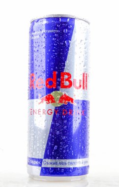 Aytos, Bulgaristan - 25 Ocak 2014: Red Bull-izole beyaz arka plan üzerinde. Avusturyalı şirket Red Bull Gmbh, 1987 yılında oluşturulur tarafından satılan bir enerji içeceği Red Bull olduğunu.