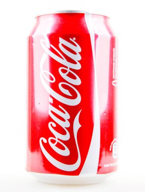 Aytos, Bulgaristan - 28 Ocak 2014: coca-cola izole beyaz zemin üzerine. Coca-Cola Mağazalar, restoranlar ve otomatlar dünya çapında satılan gazlı bir içecek olduğunu.