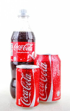 Aytos, Bulgaristan - 28 Ocak 2014: coca-cola izole beyaz zemin üzerine. Coca-Cola Mağazalar, restoranlar ve otomatlar dünya çapında satılan gazlı bir içecek olduğunu.