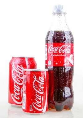 Aytos, Bulgaristan - 28 Ocak 2014: coca-cola izole beyaz zemin üzerine. Coca-Cola Mağazalar, restoranlar ve otomatlar dünya çapında satılan gazlı bir içecek olduğunu.