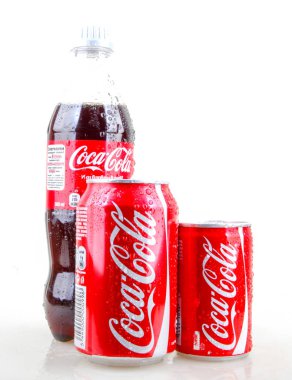Aytos, Bulgaristan - 28 Ocak 2014: coca-cola izole beyaz zemin üzerine. Coca-Cola Mağazalar, restoranlar ve otomatlar dünya çapında satılan gazlı bir içecek olduğunu.