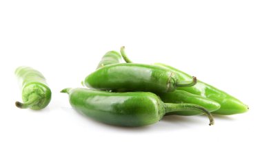 beyaz zemin üzerine yeşil biber izole