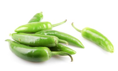 beyaz zemin üzerine yeşil biber izole