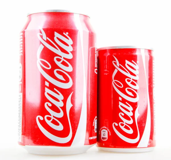 Aytos 保加利亚 2014 可口可乐孤立在白色背景上 可口可乐是一种在商店 餐馆和自动贩卖机在世界各地销售的碳酸的软饮料 — 图库照片