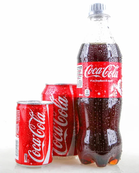 Aytos, Bulgaristan - 28 Ocak 2014: coca-cola izole beyaz zemin üzerine. Coca-Cola Mağazalar, restoranlar ve otomatlar dünya çapında satılan gazlı bir içecek olduğunu.