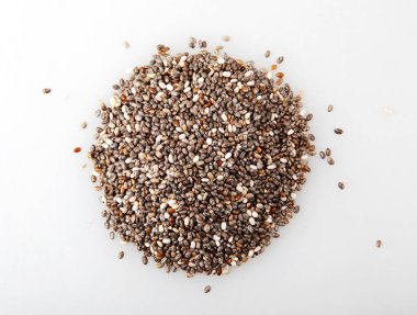Beyaz arkaplanda chia tohumları yığını
