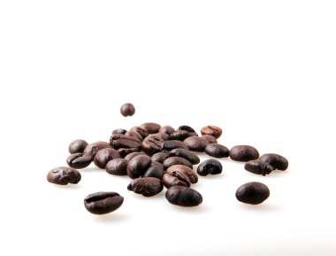 beyaz zemin üzerine kavrulmuş kahve çekirdeği