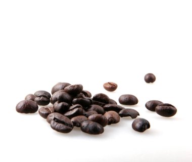 beyaz zemin üzerine kavrulmuş kahve çekirdeği