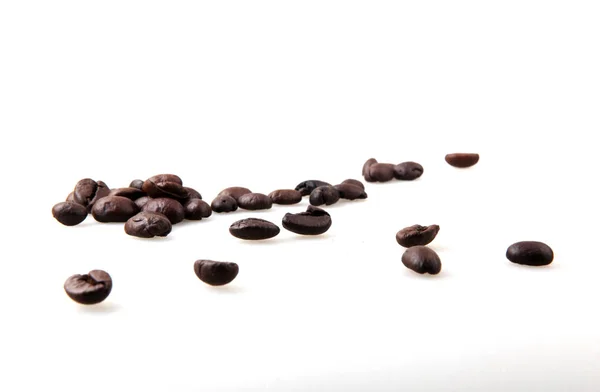白い背景の上にローストのコーヒー豆 — ストック写真