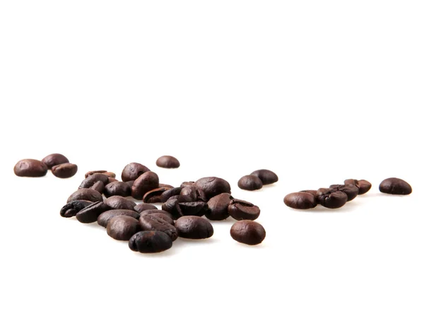 Rostade Kaffebönor Över Vit Bakgrund — Stockfoto