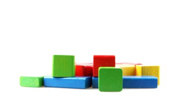 Beyaz Arkaplana Karşı Renkli Oyuncak Bloklarının Stüdyo Çekimi